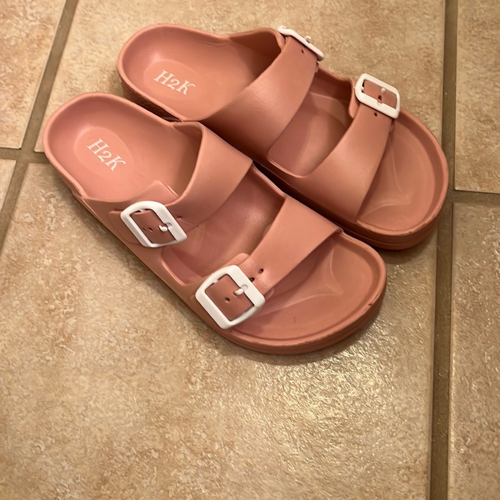 BRAND NEW H2K Sandals! Size 8
